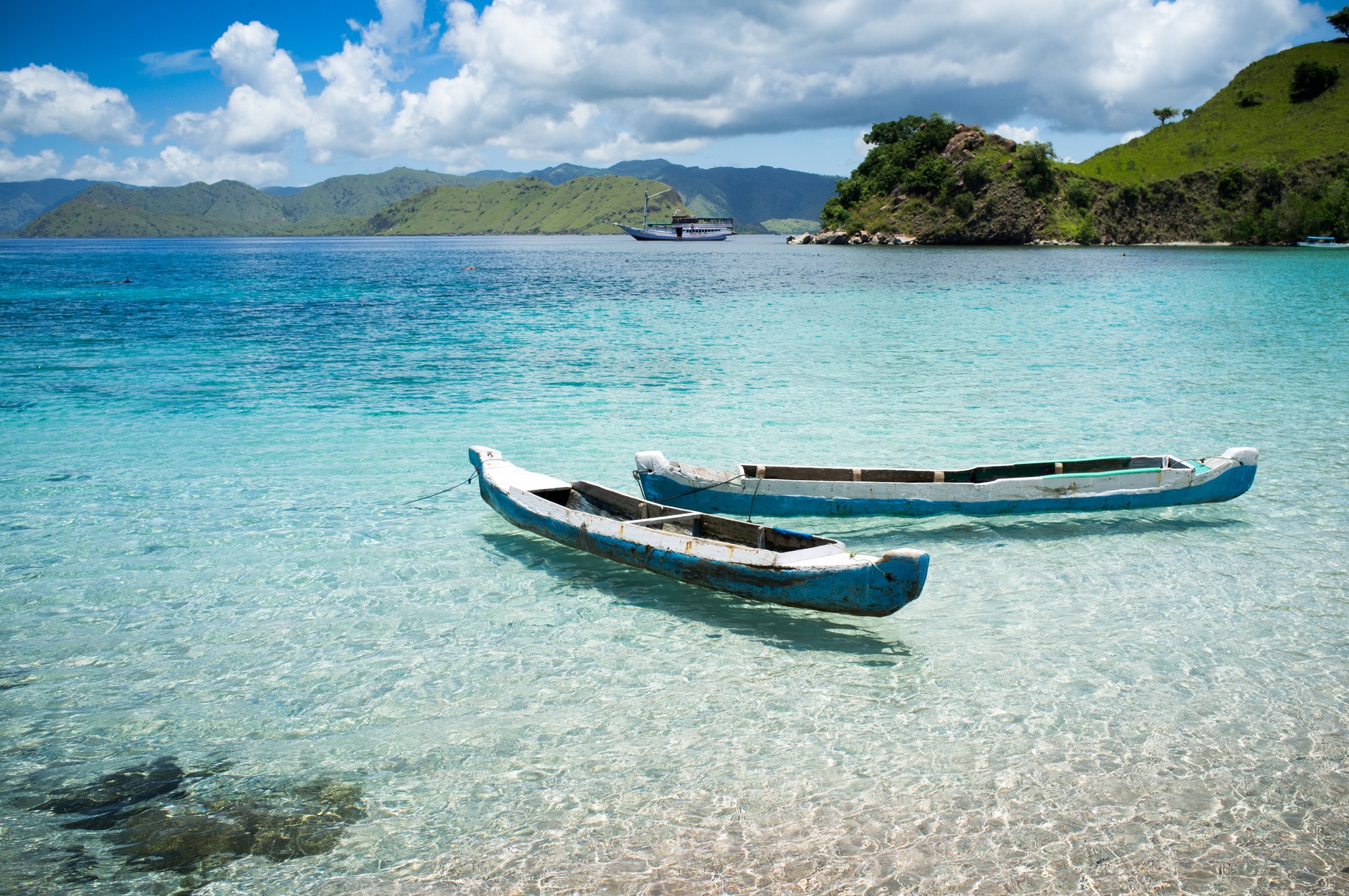 Kanus in einer Bucht auf der Insel Komodo, Indonesien