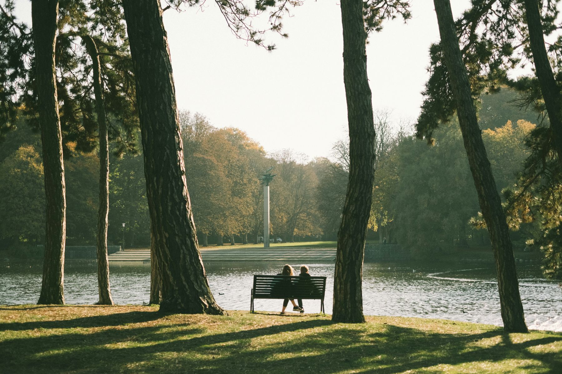 Couple sitting on a park bench in Malmo's Kungsparken