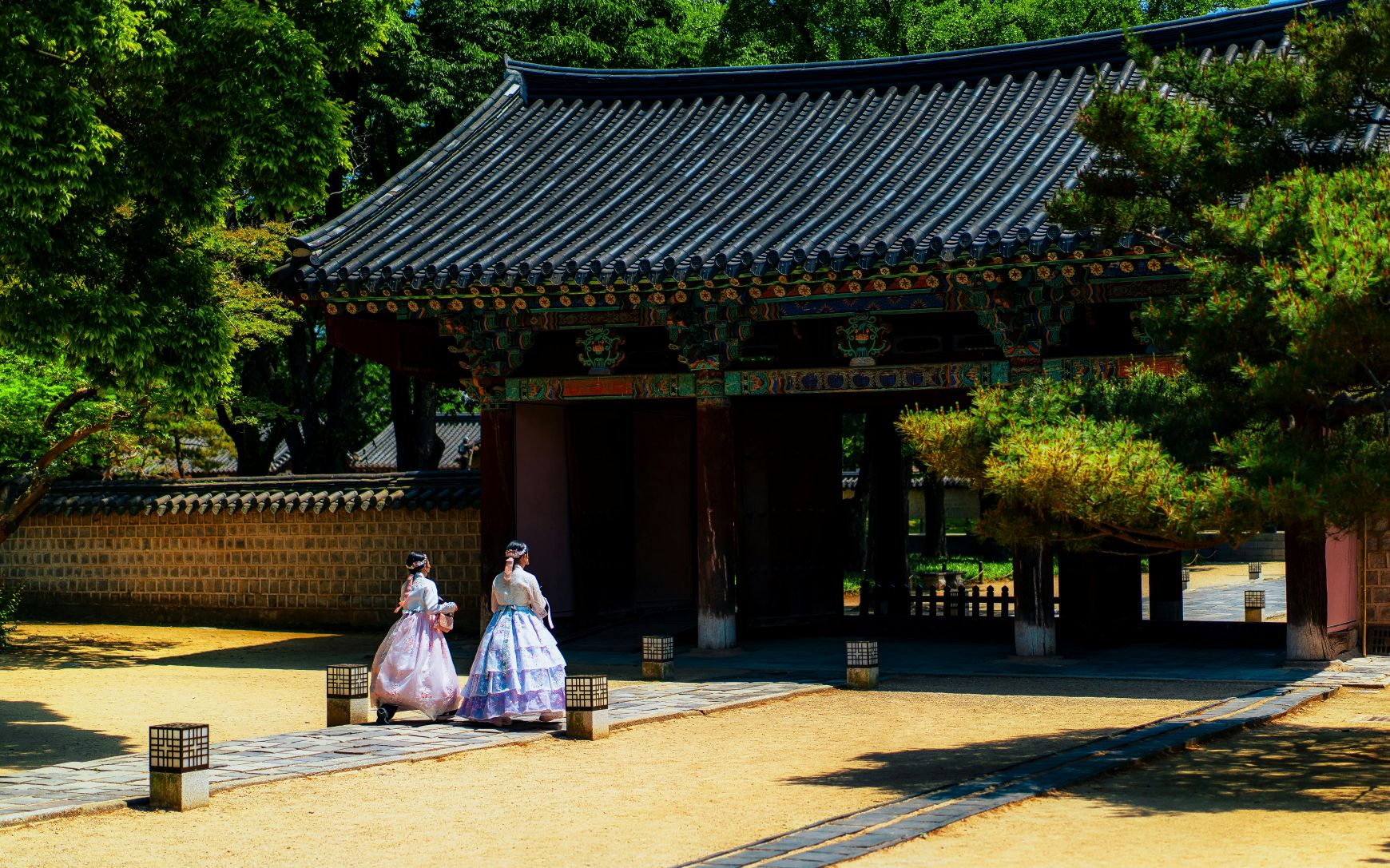 Women in traditional hanbok in Jeonju Hanok Village