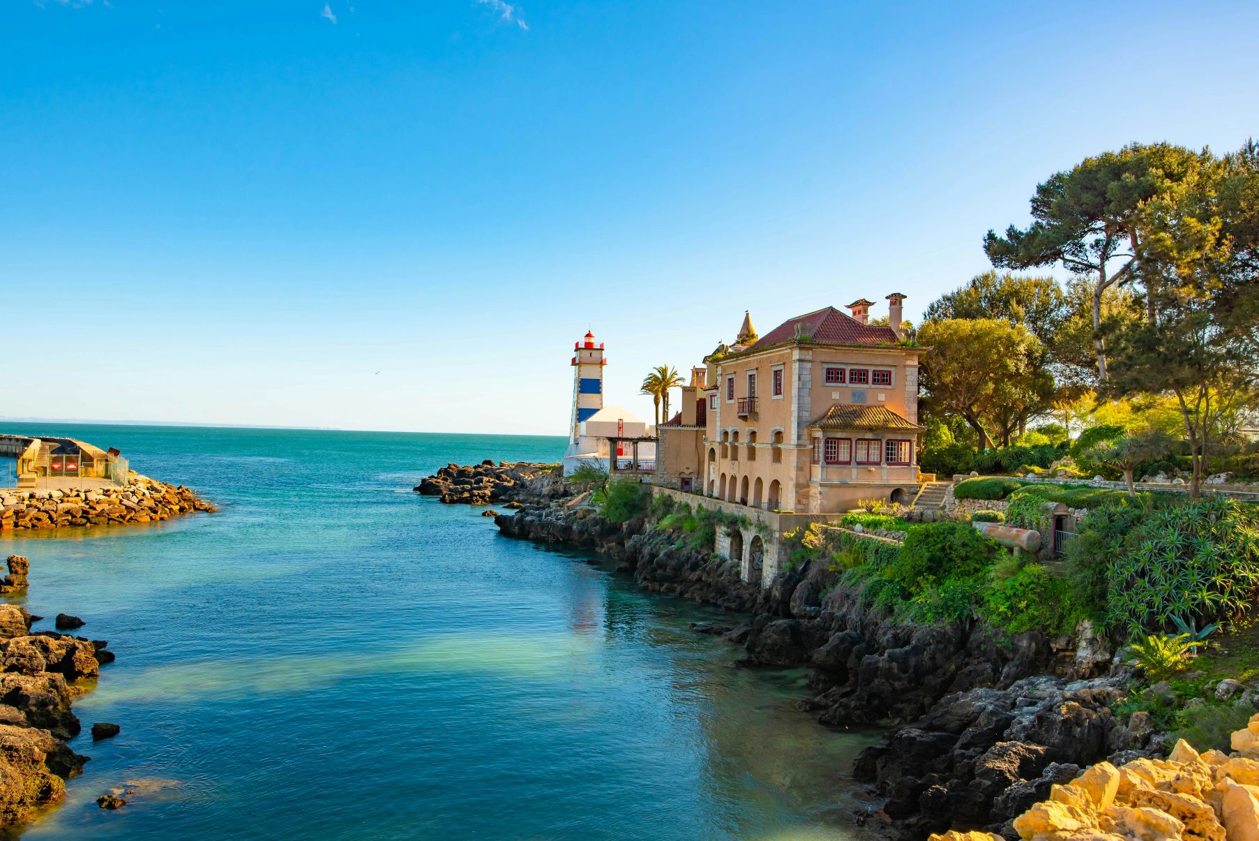 Portugal travel guide: quiet landscape with lighthouse in Cascais