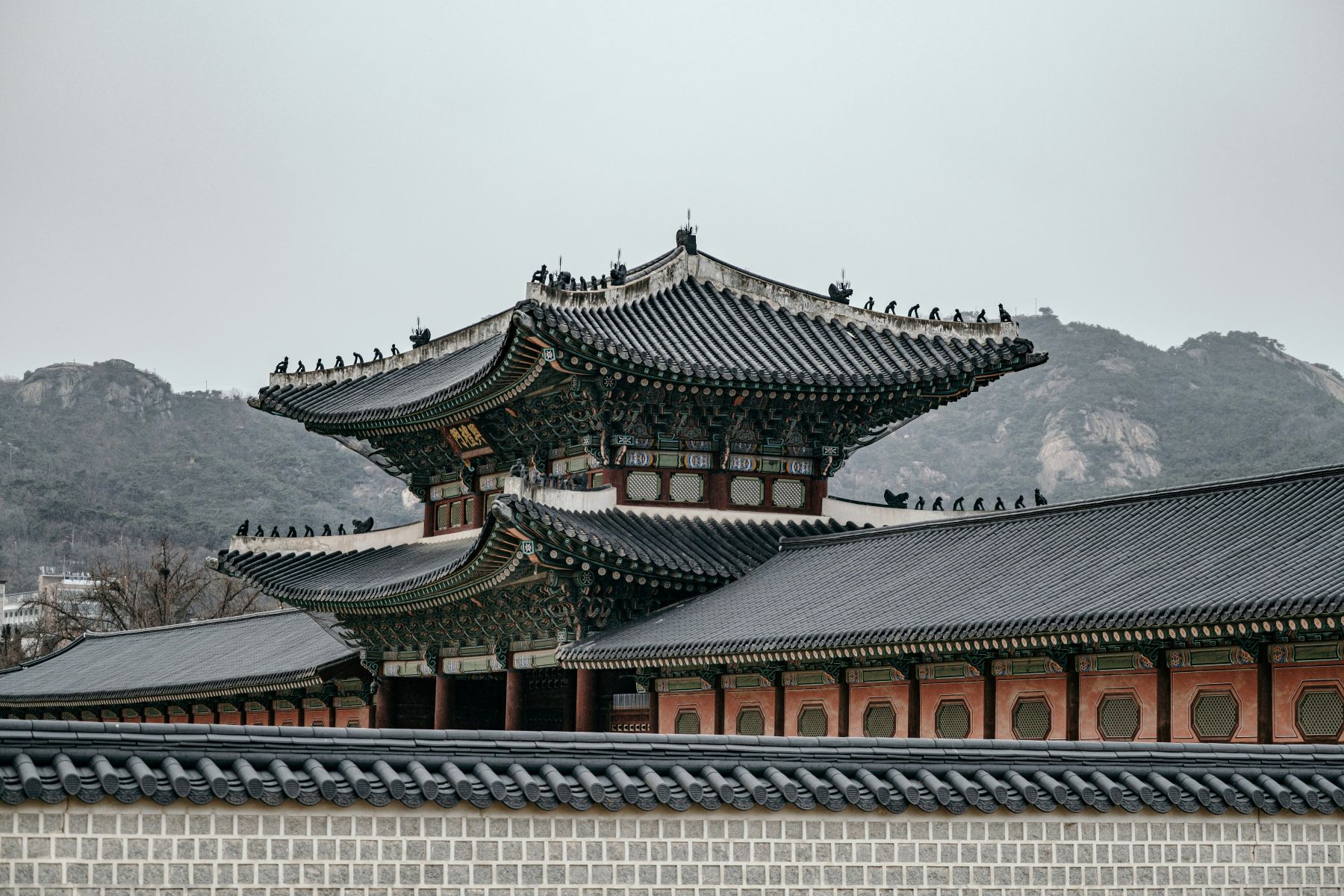 Dive into the history of South Korea culture and traditions with a trip to Gyeongbokgung Palace