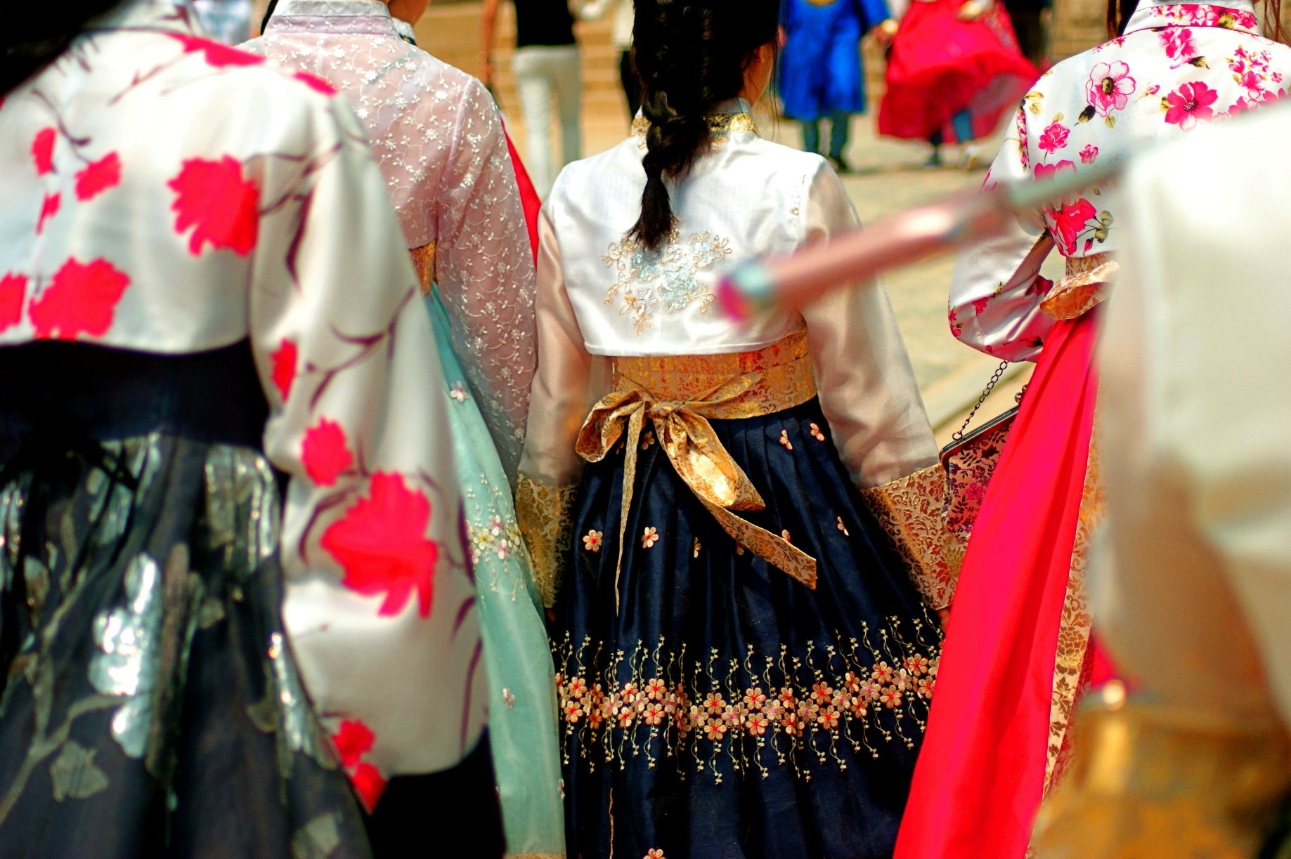 Women in traditional hanbok clothing in Gyeongbokgung Palace