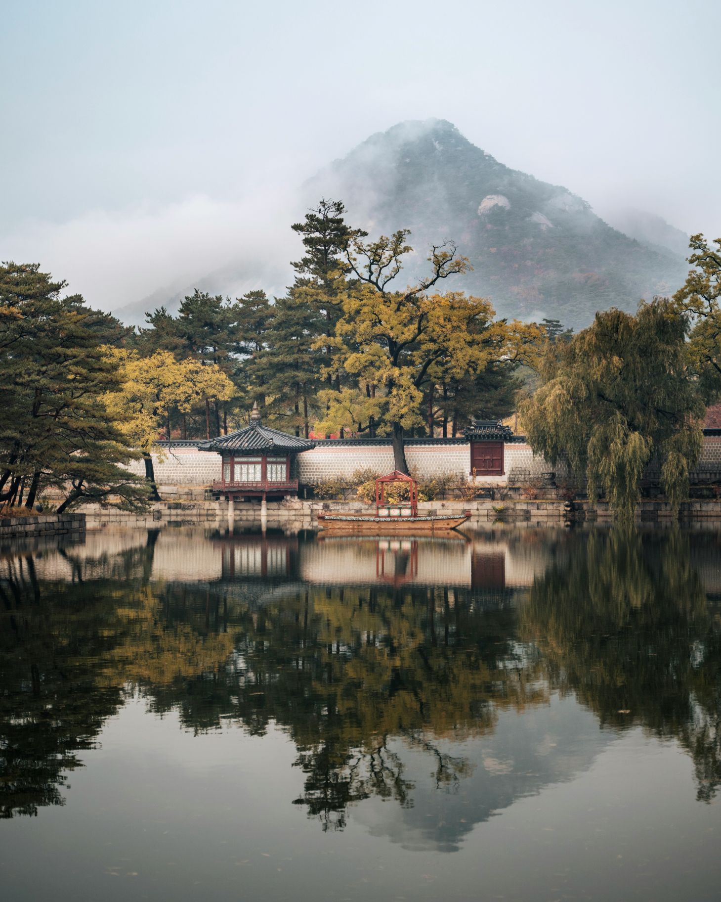 Autumnal lakefront scene in Seoul, South Korea